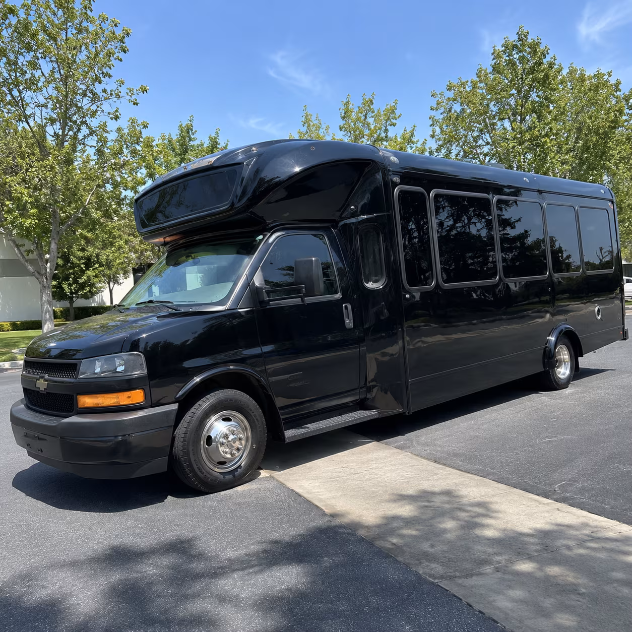 leominster 15 passenger party bus