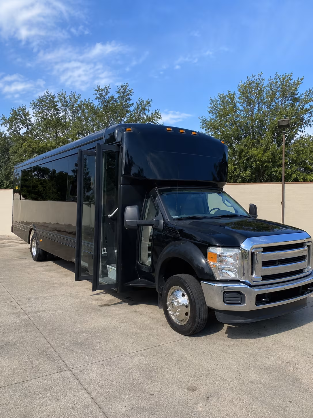 leominster 20 passenger party bus